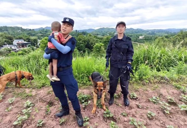 冠盈配资 警犬接力，让走失近42小时的幼童重回亲人怀抱